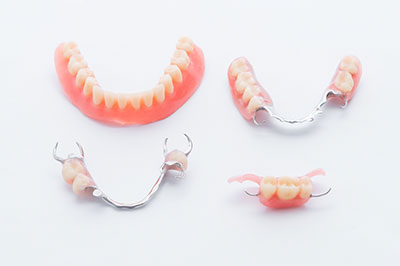 The image shows a collection of dental braces, including upper and lower sets, displayed on a white background.